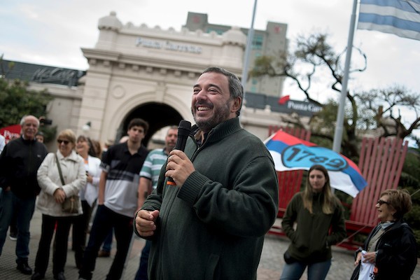 Acto de Mario Bergara en la explanada de Punta Carretas (mayo de 2019) · Foto: Ricardo Antúnez, adhocFOTOS