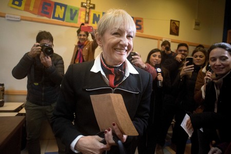 Votación de la precandidata por el Frente Amplio Ing. Carolina Cosse en el Liceo Monte VI. · Foto: Ricardo Antúnez, adhocFOTOS Votación de la precandidata por el Frente Amplio Ing. Carolina Cosse en el Liceo Monte VI. · Foto: Ricardo Antúnez, adhocFOTOS