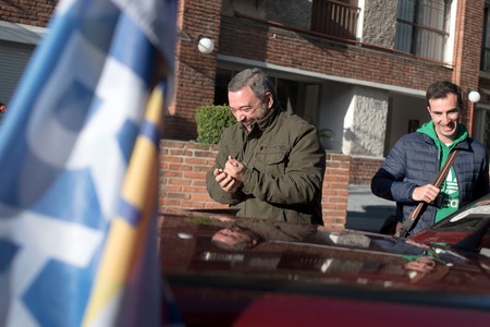 El precandidato por el Frente Amplio Mario Bergara saliendo de su casa para ir a votar. · Foto: Ricardo Antúnez, adhocFOTOS El precandidato por el Frente Amplio Mario Bergara saliendo de su casa para ir a votar. · Foto: Ricardo Antúnez, adhocFOTOS