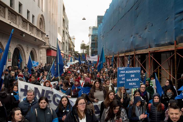 Marcha de trabajadores de los nuevos sectores de AEBU por la Ciudad Vieja. Montevideo, agosto 2019. · Foto: Ricardo Antúnez, adhocFOTOS