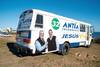 Ómnibus con publicidad electoral de Enrique Antía, candidato a intendente en Maldonado por el Partido Nacional. · Foto: Ricardo Antúnez, adhocFOTOS Ómnibus con publicidad electoral de Enrique Antía, candidato a intendente en Maldonado por el Partido Nacional. · Foto: Ricardo Antúnez, adhocFOTOS