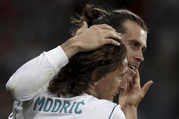 El delantero del Real Madrid Gareth Bale (der) celebra con Luka Modric después de anotar un gol durante el partido final de la UEFA Champions League ante el Liverpool en el estadio Olímpico de Kiev el 26 de mayo. Foto: Isabella Bonotto, AFP.