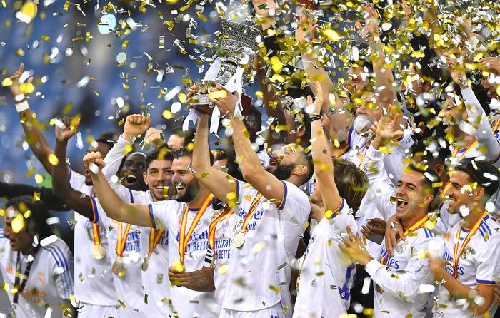 Karim Benzema, del Real Madrid, levanta el trofeo junto a sus compañeros tras ganar el partido de la Supercopa de España ante el Athletic de Bilbao, este domingo, en Riad, Arabia Saudí. · Foto: EFE, s/d de autor