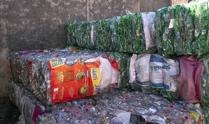 Ex trabajadores de Fanapel reciclan residuos en Juan Lacaze.( archivo mayo de 2021) · Foto: Ignacio Dotti
