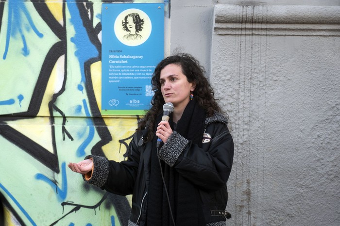 Gabriela Bentancour Curutchet, el 12 de agosto, en la placa a la memoria de Nibia Sabalsagaray Curutchet, en Durazno y Eduardo Acevedo. · Foto: Alessandro Maradei