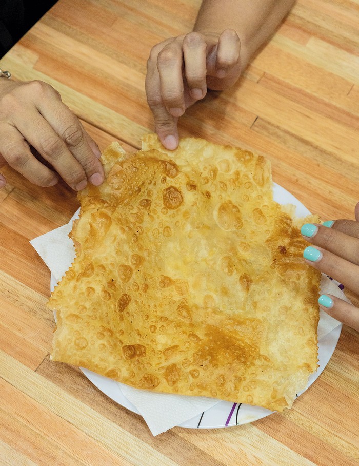 Pastel boliviano durante la primera parada, en Desayuno Aarón. · Foto: Anita Pouchard Serra