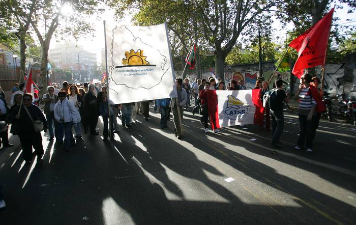 Movilización para entregar firmas de la Coordinadora Nacional por la Nulidad de la Ley de Caducidad, el 24 de abril de 2009, en el Palacio Legislativo. · Foto: Iván Franco