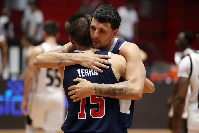 Theo Metzger y Facundo Terra celebrando el triunfo.
Foto: FIBA
