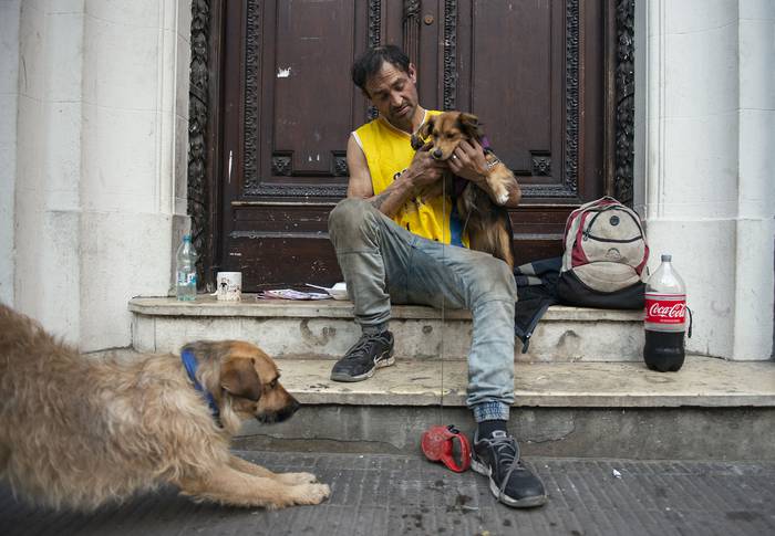 El Chino con sus perros Carbonera  y el Gordo. · Foto: Alessandro Maradei
