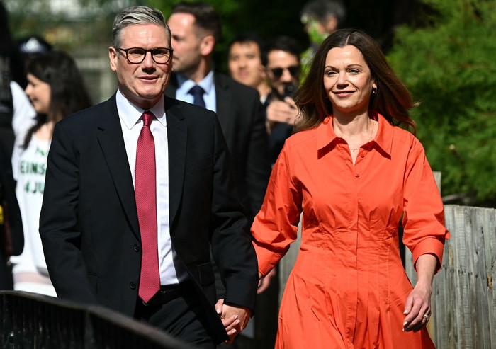 El líder del opositor Partido Laborista británico, Keir Starmer, y su esposa Victoria, llegan a votar, el 4 de julio, en Londres. · Foto: Paul Ellis, AFP