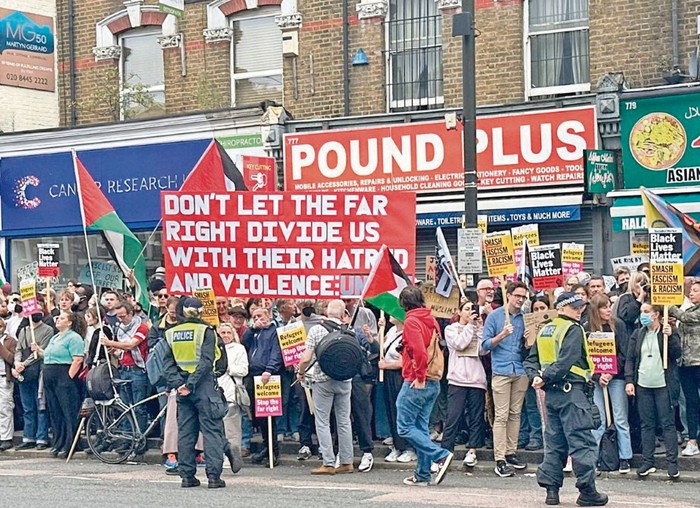 Manifestación antiracista, el 7 de agosto, en Finchley, Londres, Reino Unido. · Foto: Aysu Bicer, Anadolu, AFP