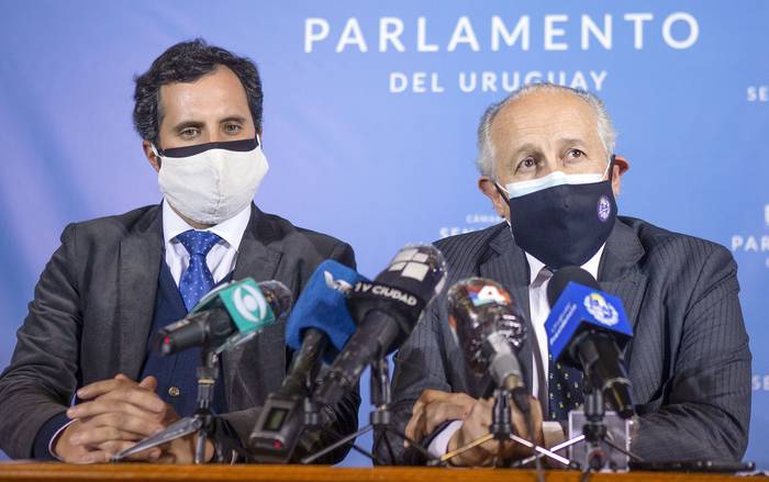Gonzalo Baroni y Pablo Da Silveira presentan el Plan Nacional de Educación, ayer, en el Parlamento.
 · Foto: .