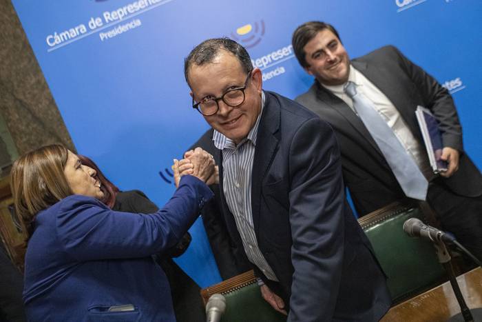 María Fajardo, Álvaro Perrone y Árlvaro Rodríguez, este lunes, luego de la conferencia de prensa del oficialismo, en el Palacio Legislativo. · Foto: Ernesto Ryan