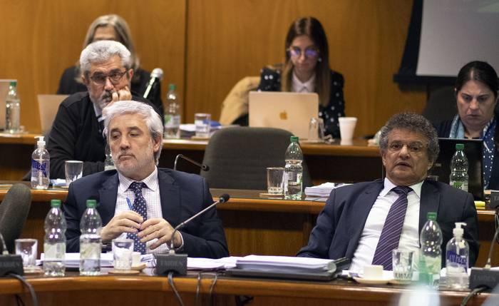 Alejandro Irastorza y Fernando Blanco, del Ministerio de Economía y Finanzas, en la Comisión de Hacienda del Senado (20.09.2023). · Foto: Ernesto Ryan