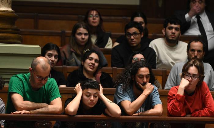 Estudiantes en las barras del Senado, este jueves, durante la votación del presupuesto para la Educación. · Foto: Mara Quintero