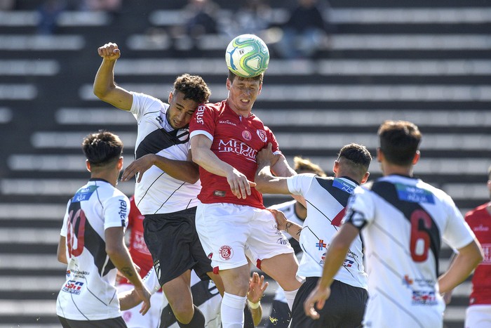 Santiago Paiva, de Danubio, y Santiago Romero, de Rentistas, ayer, en el estadio Jardines del Hipódromo.  · Foto: Fernando Morán