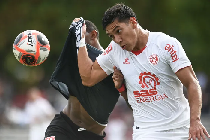 Vitinho, de River Plate y Franco Cabrera, de Rentistas, el 23 de marzo en el estadio Parque Saroldi. · Foto: Alessandro Maradei