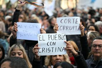 Simpatizantes de Cristina Fernández, el 11 de junio, frente a su residencia en Buenos Aires. · Foto: Luis Robayo, AFP