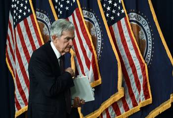 Jerome Powell, presidente de la Junta de la Reserva Federal de Estados Unidos, sale de una conferencia de prensa, el 7 de mayo, en Washington. · Foto: Brendan Smialowski, AFP