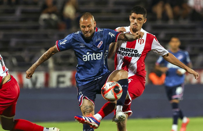 Nicolás López, de Nacional, y Emiliano Jourdan, de River Plate, el sábado, en el estadio Luis Franzini. · Foto: Rodrigo Viera Amaral