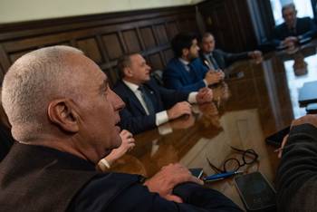 Carlos Negro con los líderes de los partidos políticos, el 23 de julio, en el Ministerio del Interior. · Foto: Hugo de León