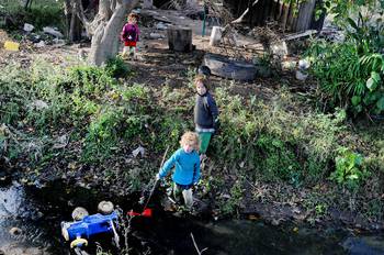 Niños junto a una zanja de aguas servidas en Camino Antonio Rubio, Montevideo (archivo, 2010). Niños junto a una zanja de aguas servidas en Camino Antonio Rubio, Montevideo (archivo, 2010).