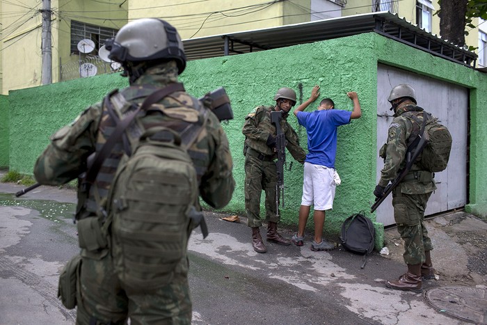 Operativo del Ejército brasileño en la favela Ciudad de Dios en Río de Janeiro. Foto: Mauro Pimentel, AFP