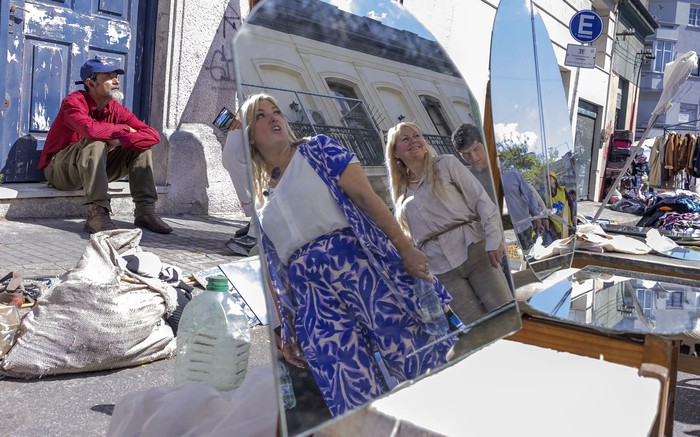 Valeria Ripoll, el 29 de setiembre, en la feria de Tristán Narvaja. · Foto: Rodrigo Viera Amaral