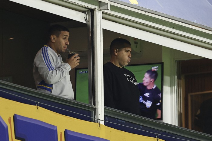 Juan Román Riquelme (derecha) junto a su hermano Cristian, el 19 de mayo en el estadio La Bombonera, en Buenos Aires. · Foto: Alejandro Pagni, AFP