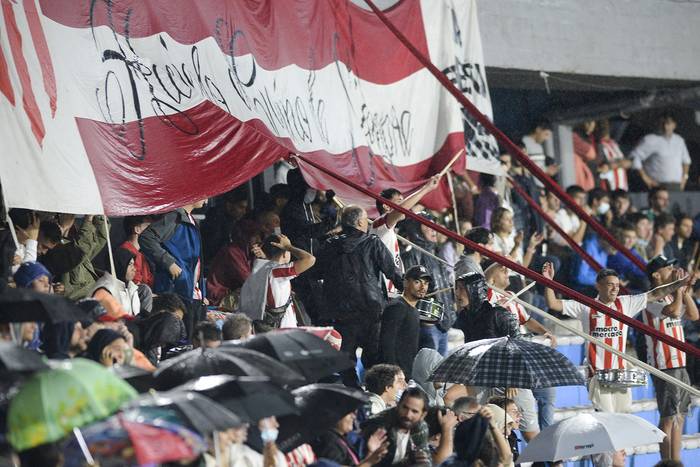 Hinchas de River Plate en el Estadio Centenario (archivo, marzo de 2022). · Foto: Alessandro Maradei