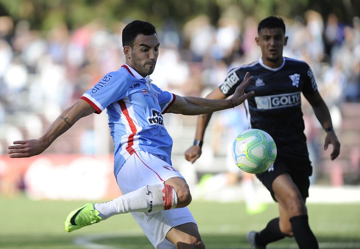 Facundo Peraza, de River Plate, y Darwin Torres, de Cerro, en el Parque Federico Omar Saroldi. Foto: Iván Franco · Foto: Iván Franco