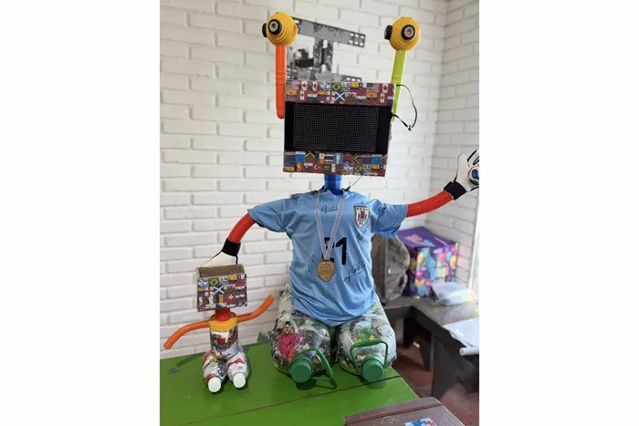 Robot RUDI hecho por niños y niñas del club infantil Los Alfareros.