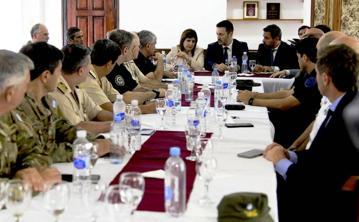Patricia Bullrich, ministra de Seguridad de Argentina, durante una reunión con jefes de las fuerzas federales y del ejército, el 11 de marzo, en Rosario, Provincia de Santa Fe. · Foto: AFP