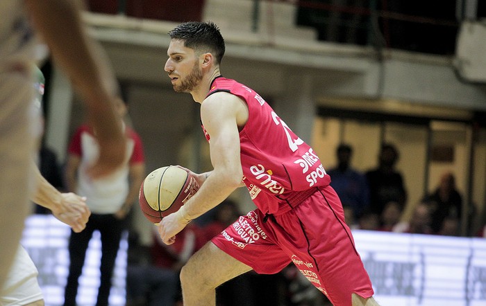 Alex López, de Trouville, el 22 de octubre, en cancha de Aguada, por la Liga Uruguaya de Básquetbol. · Foto: .