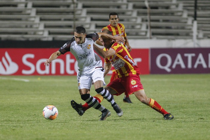 Leandro Martinez, de Barcelona de Guayaquil,  y Mathias Riquero, de Progreso, en el Parque Viera.   · Foto: .