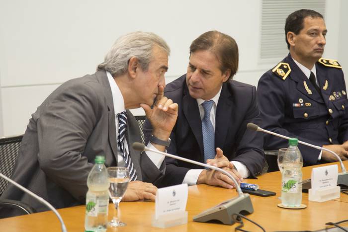 Lacalle Pou y las nuevas autoridades del Ministerio del Interior en Torre Ejecutiva · Foto: .