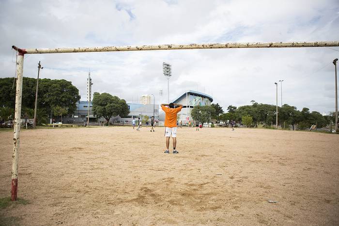 Picadito de fútbol, frente al estadio Centenario, el 11 de marzo.  · Foto: .