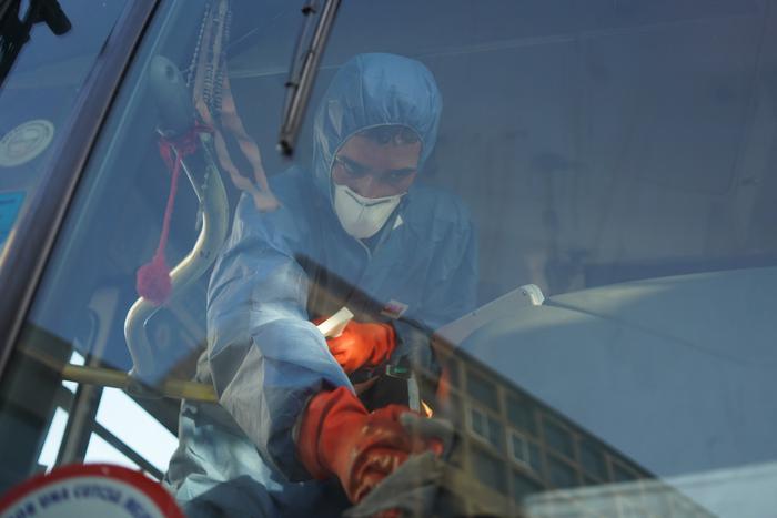 Trabajador desinfecta buses de Cutcsa en la plaza España.  · Foto: Mariana Greif