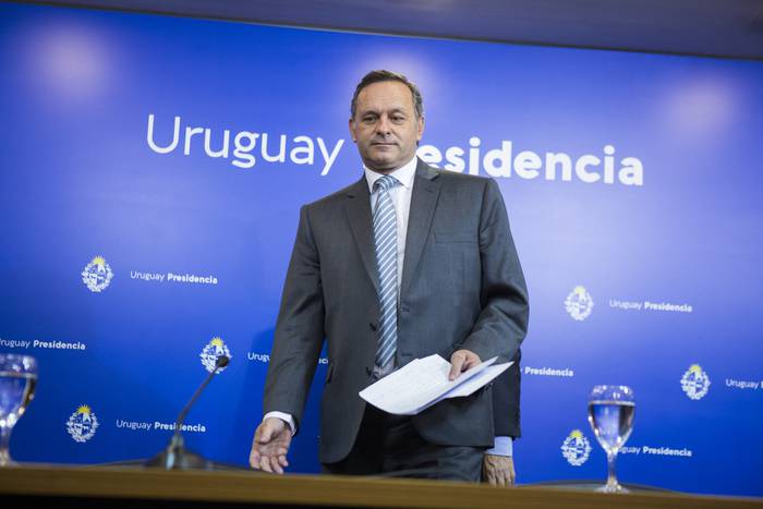 El secretario de la presidencia, Álvaro Delgado, al finalizar la conferencia de prensa, el martes en la Torre Ejecutiva. · Foto: Ernesto Ryan