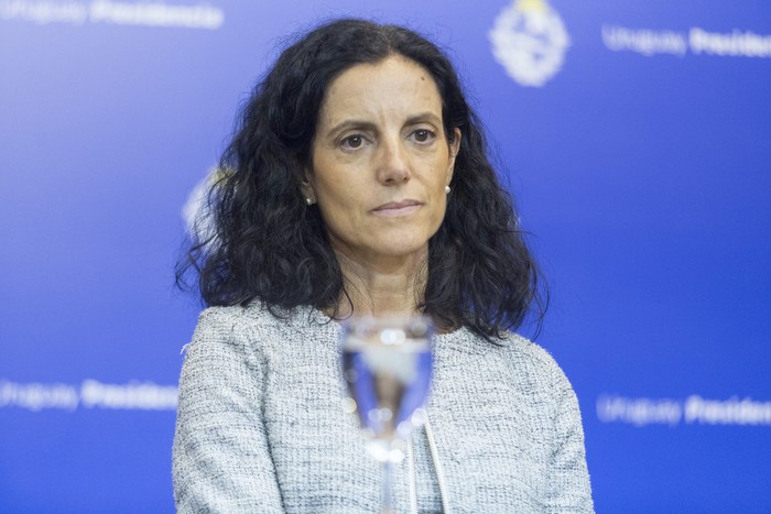 La ministra de Economía y Finanzas, Azucena Arbeleche, durante una conferencia de prensa.  · Foto: .