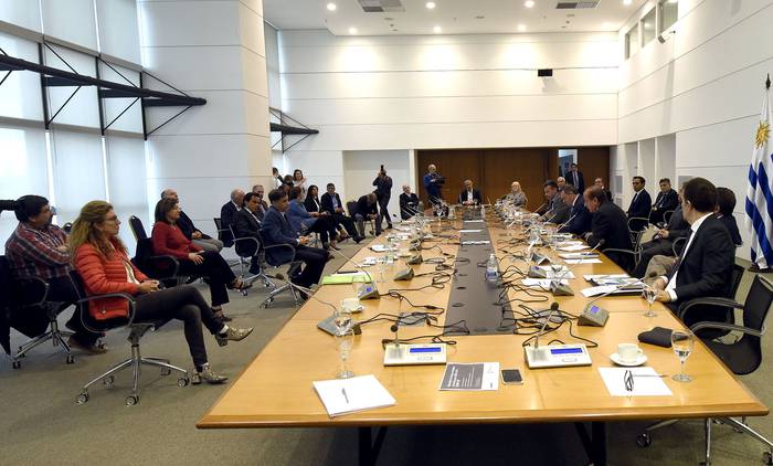 
El Poder Ejecutivo reunido con representantes de los prestadores privados y públicos de salud, el martes 7 de abril. · Foto: Federico Gutiérrez