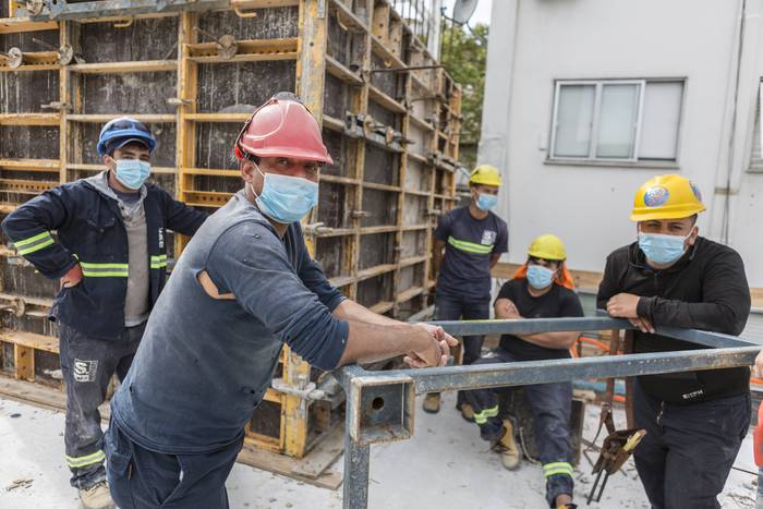 Trabajadores de la construcción, el 13 de abril, en una obra de Montevideo. · Foto: Ernesto Ryan
