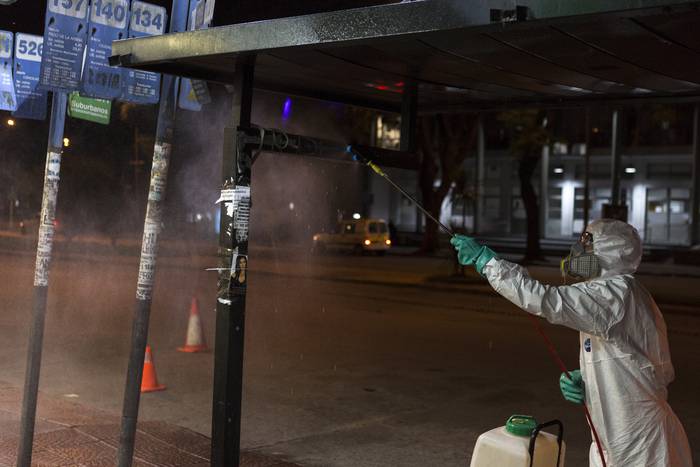 Intendencia de Montevideo desinfecta paradas de ómnibus mas concurridas. Foto: Ernesto Ryan · Foto: Ernesto Ryan
