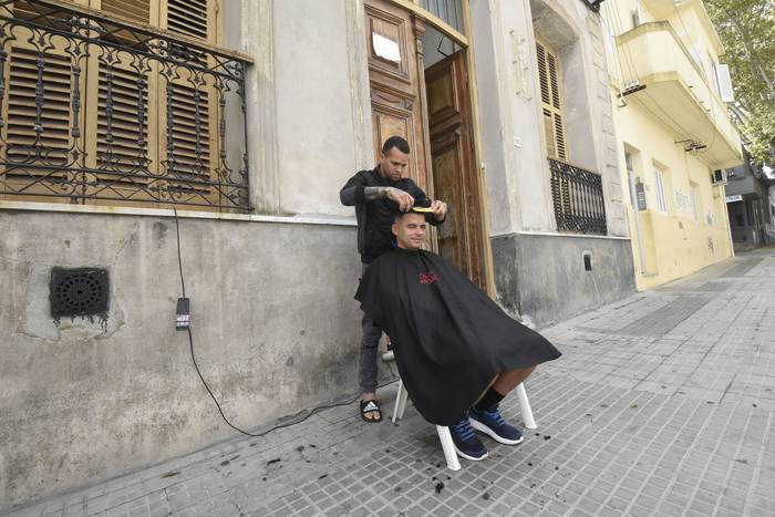 Javier MartÍnez le corta el pelo a Carlos  Carcache en El Barrio Sur. Foto: Federico Gutiérrez. · Foto: Federico Gutiérrez