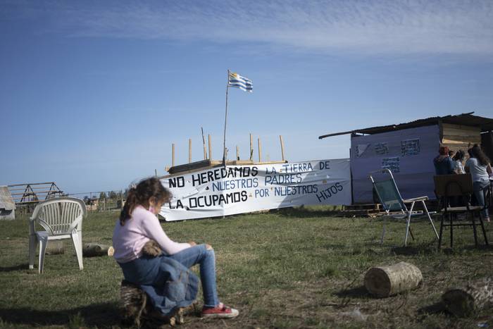 Asamblea barrial ante la posibilidad de desalojo de la ocupación Nuevo Comienzo, el 26 de abril, en Santa Catalina,  · Foto: Mariana Greif