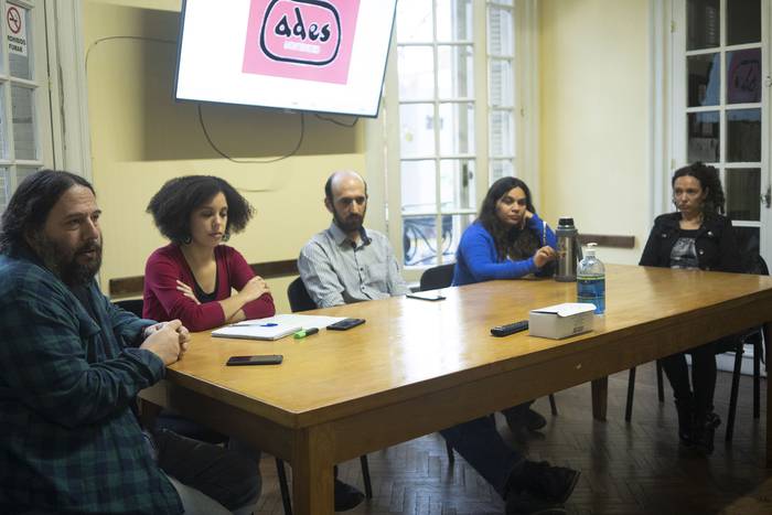 Julio Moreira, Paula Dabbadie, Alejandro Sosa, Natalia Leiva y Alesandra Martinez, durante la conferencia de prensa de ADES. · Foto: Mariana Greif