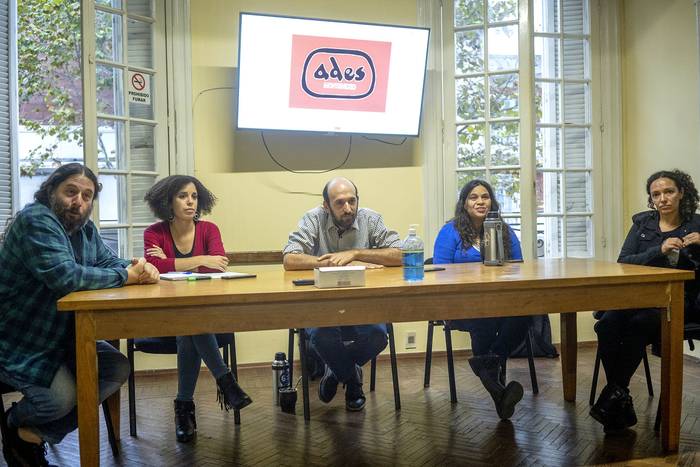 Julio Moreira, Paula Dabbadie, Alejandro Sosa, Natalia Leiva y Alesandra Martinez, en conferencia de prensa de ADES, el 27 de abril de 2020. · Foto: Mariana Greif