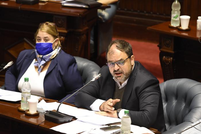 Sandra Lazo y Charles Carrera, el 28 de abril, en la Cámara de Senadores. · Foto: Federico Gutiérrez