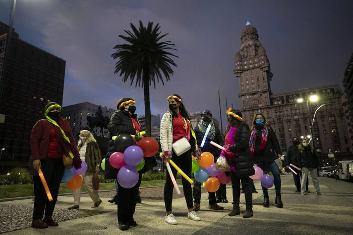 Trabajadores de locales de fiesta manifiestan en la Plaza Independencia (archivo, mayo de 2020).

 · Foto: Mariana Greif