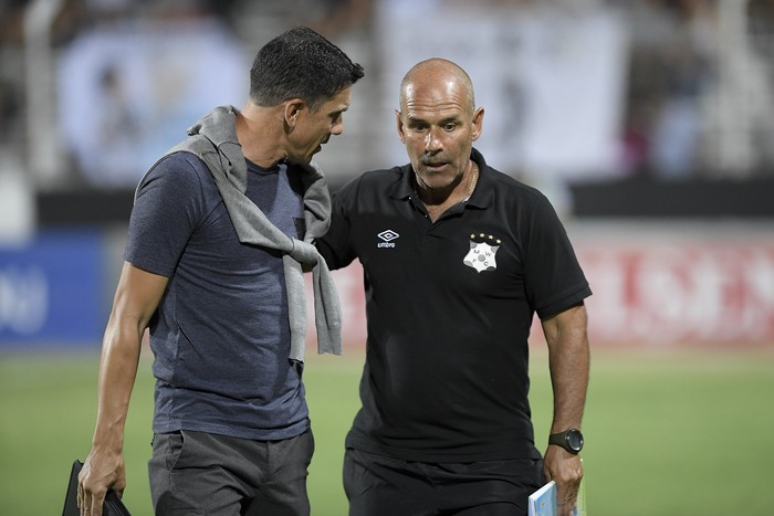 Mauricio Larriera, director técnico, y Luis Cal, preparador físico, de Montevideo Wanderers, en el Parque Alfredo Víctor Viera.  (archivo, marzo de 2020) · Foto: Sandro Pereyra